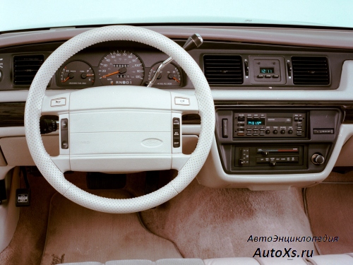 Ford Crown Victoria (1992) фото приборная панель