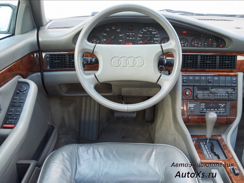 Audi V8 (1988 - 1993) фото приборная панель