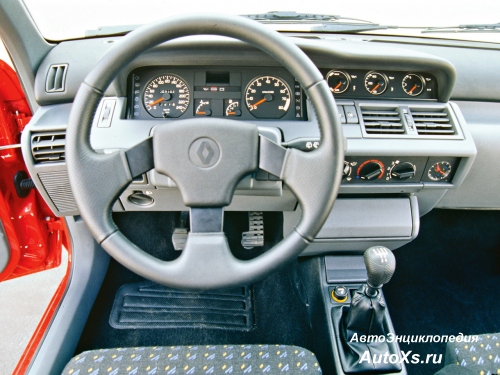 Renault Clio 16S (1991 - 1994) фото интерьер