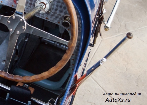 Bugatti Type 35 (1924 - 1930): внешние рычаги тормоза и переключения передач