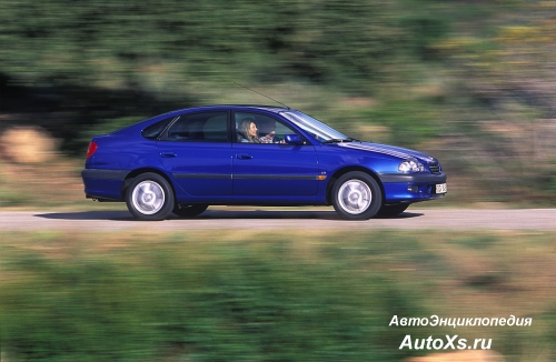 Toyota Avensis Liftback (1997 - 2000): фото сбоку