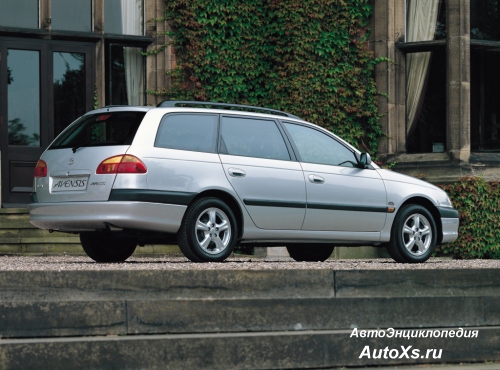 Toyota Avensis Wagon (2000 - 2002): фото сбоку и сзадт