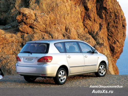 Toyota Avensis Verso (2001 - 2003): фото сзади