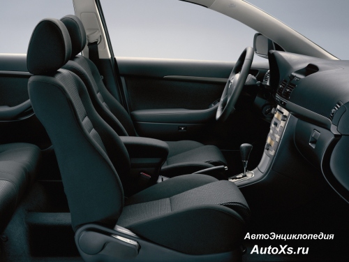Toyota Avensis Liftback (2003 - 2006): фото интерьер