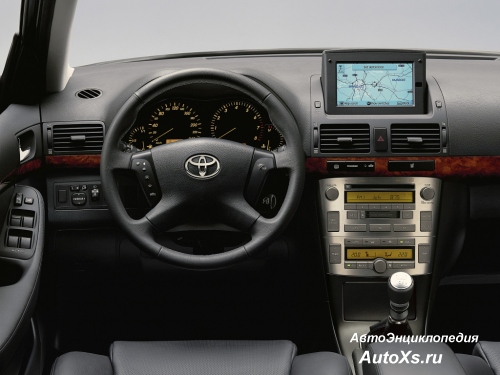 Toyota Avensis Wagon (2003 - 2006): фото приборная панель