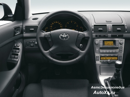 Toyota Avensis Wagon (2006 - 2009): фото приборная панель