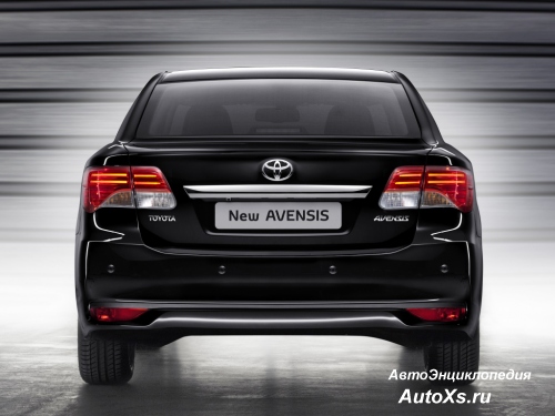 Toyota Avensis (2011 - 2015): фото сзади