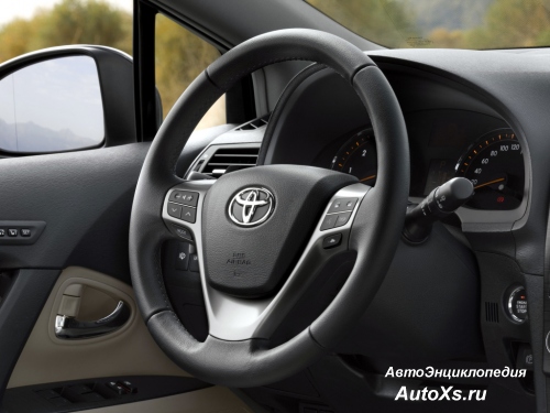 Toyota Avensis Tourer (2008 - 2011): фото руль