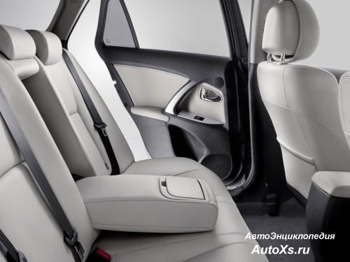 Toyota Avensis Tourer (2011 - 2015): фото салон