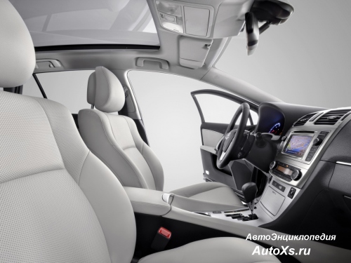 Toyota Avensis Tourer (2011 - 2015): фото интерьер