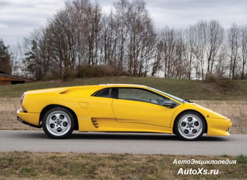 Lamborghini Diablo: фото сбоку