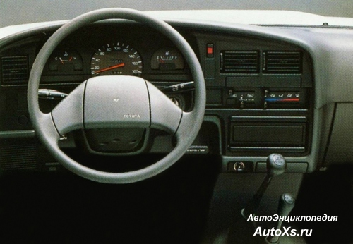Toyota Hilux (1989 - 1997): фото приборная панель