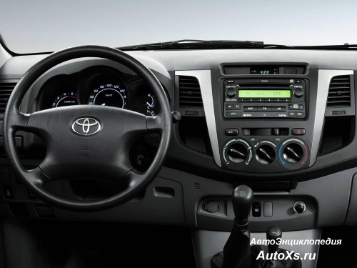 Toyota Hilux Regular Cab (2005 - 2008): фото приборная панель