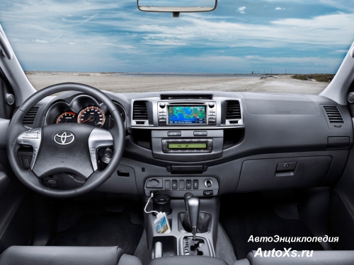 Toyota Hilux Double Cab (2011 - 2015): фото торпедо