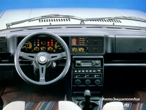 Lancia HF 4WD (1986 - 1987): фото торпедо