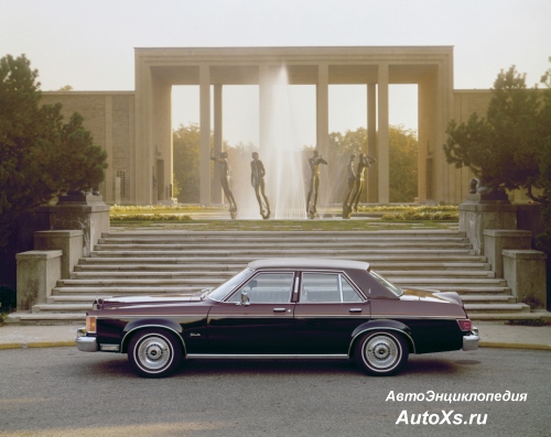 Lincoln Versailles (1977): фото сбоку