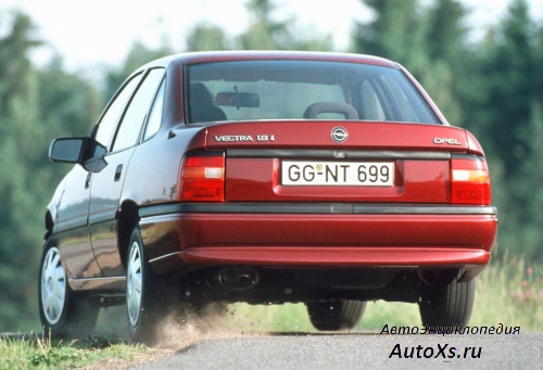 Opel Vectra A Sedan (1992 - 1995): фото сзади