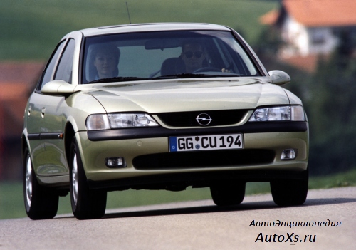 Opel Vectra B Hatchback (1995 - 1998): фото спереди