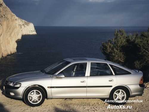 Opel Vectra B Hatchback (1995 - 1998): фото сбоку