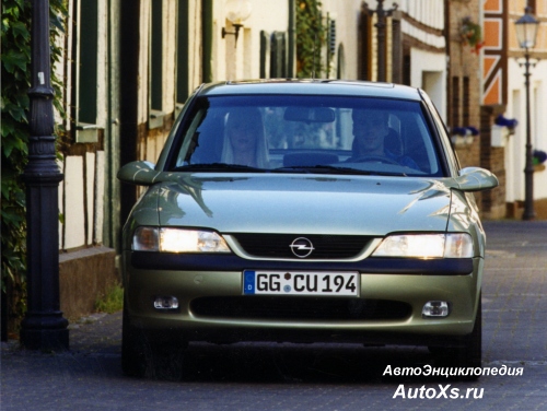 Opel Vectra B Hatchback (1995 - 1998): фото спереди 2