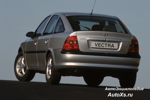 Opel Vectra B Hatchback (1995 - 1998): фото сзади
