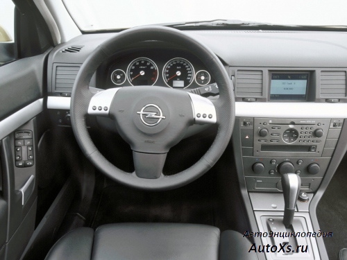 Opel Vectra C GTS (2002 - 2005): фото торпедо