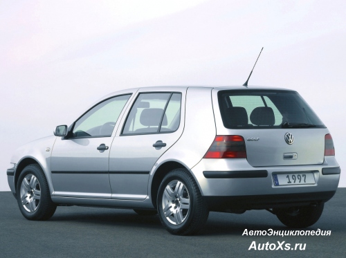 Volkswagen Golf MK4 5-door (1997 - 2003): фото сбоку и сзади