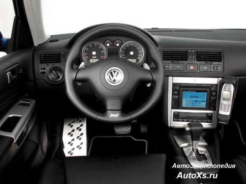 Volkswagen Golf MK4 R32 3-door (2002 - 2004): фото торпедо
