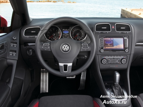 Volkswagen Golf MK6 Cabriolet (2011 - 2015): фото сзади поднятая торпедо