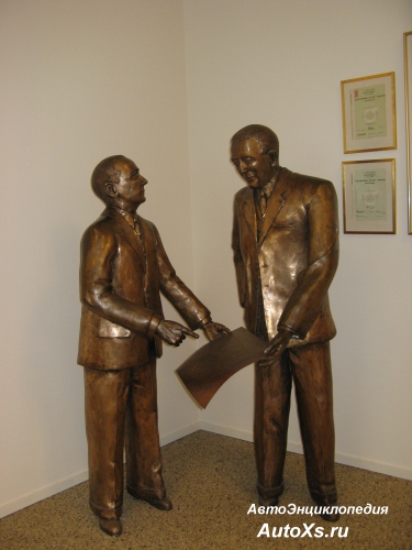 Памятник Густаву Ларсону и Ассар Габриельссону в музе Volvo в Гётебурге