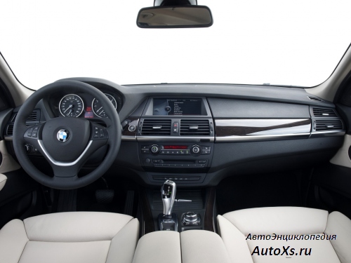 BMW X5 E70 (2010 - 2013): фото приборная панель