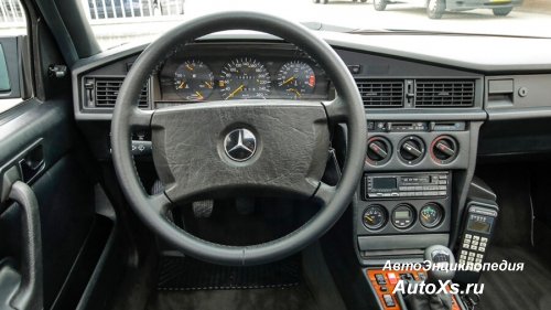 Mercedes-Benz 190E 1990: фото приборная панель