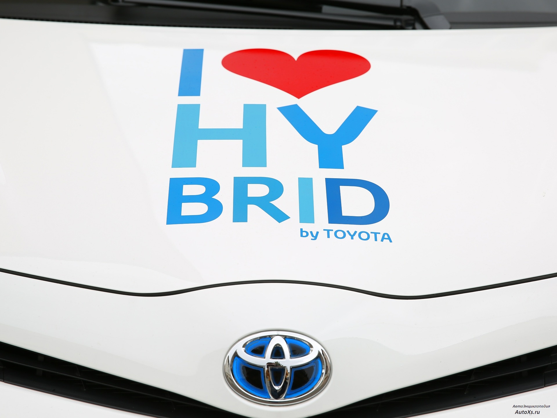 Написали гибрид. Логотип гибридного автомобиля. Toyota Hybrid logo. Машина на которой написано Hybrid. Hybrid car надпись.